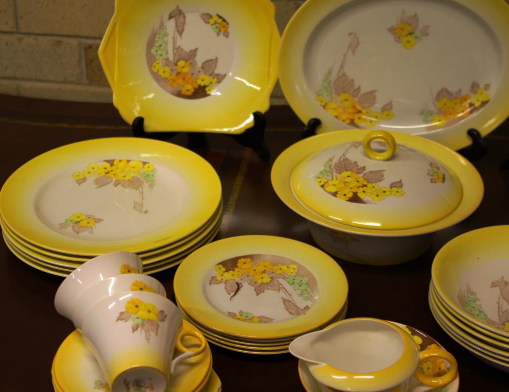 Extensive Shelley "Phlox" dinner set comprising of 6 dinner plates, 6 entree plates, 6 bowls, 5 side - Image 3 of 3