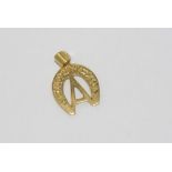 18ct yellow gold "A" pendant weight: approx 2.66 grams