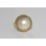 9ct yellow gold and mabe pearl ring weight: approx 6.4 grams, size: O-P/7