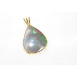 18ct yellow gold and mabe pearl pendant weight: approx 7.1 grams, size: approx 4cm including bale