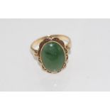 Vintage 10ct gold and green stone ring marked 14K but tests as 10ct, weight: approx 4.6 grams, size: