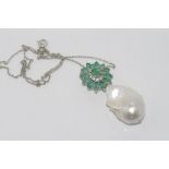Baroque pearl and emerald pendant on 9ct white gold chain, total weight: approx 12.69 grams