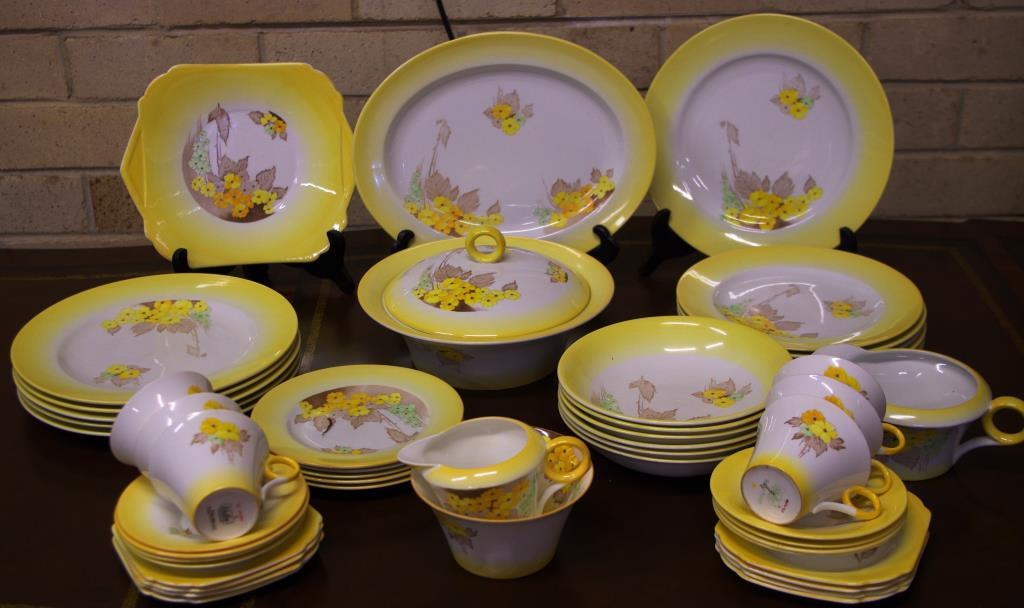 Extensive Shelley "Phlox" dinner set comprising of 6 dinner plates, 6 entree plates, 6 bowls, 5 side