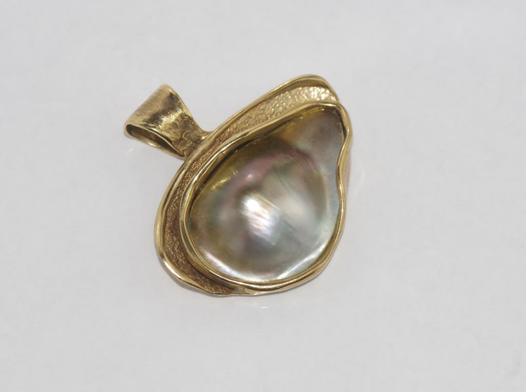 Handmade 9ct yellow gold and mabe pearl pendant weight: approx 13.7 grams