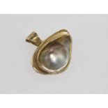 Handmade 9ct yellow gold and mabe pearl pendant weight: approx 13.7 grams