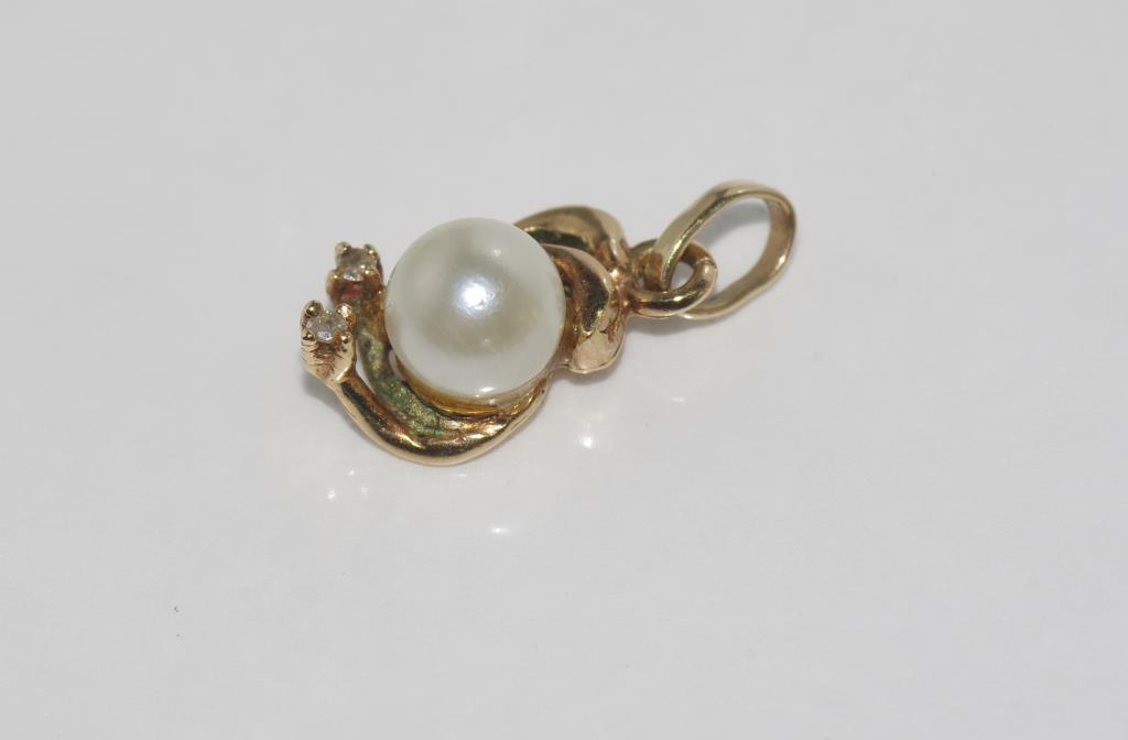 Delicate 9ct yellow gold and pearl pendant weight: approx 1 grams