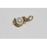 Delicate 9ct yellow gold and pearl pendant weight: approx 1 grams