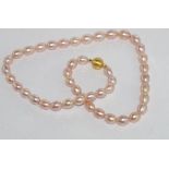 Pink pearl necklace with 9ct gold matt clasp size: approx 42cm length