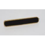 9ct bar brooch with onyx with other markings, weight: approx 3.9 grams (tested as 9ct+)