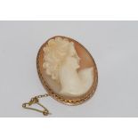 Good cameo brooch with 9ct yellow gold surround weight: approx 14.9 grams, size: approx 4.5 by 3.