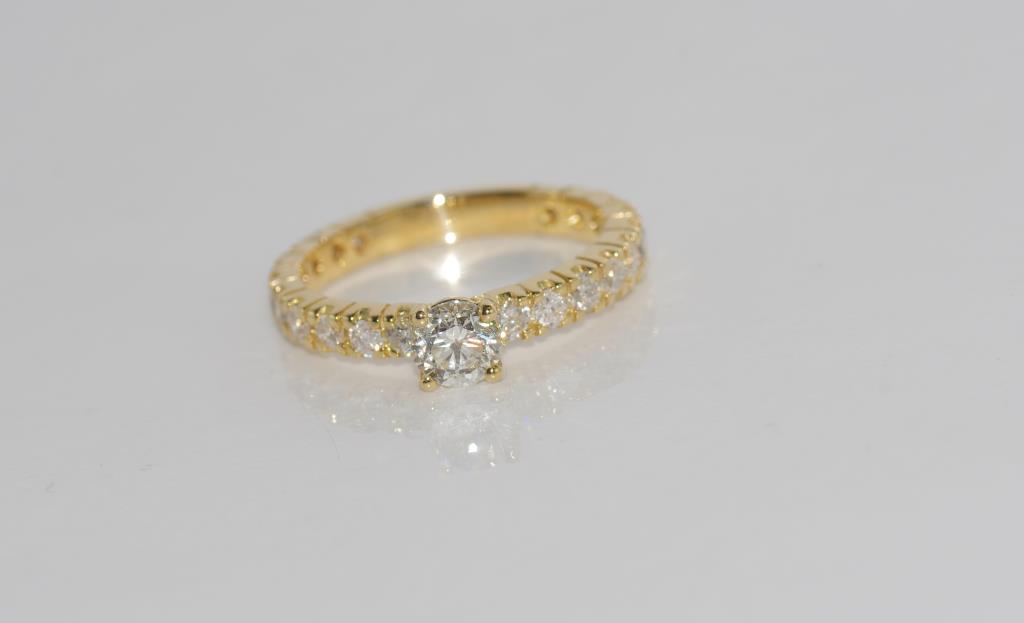 18ct yellow gold, diamond ring set with 0.57ct centre diamond H/Pq and 20 smaller diamonds TDW=0. - Image 2 of 2