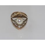 Vintage 9ct gold and pearl ring marked 9ct, weight: approx 3.1 grams, size: L/5