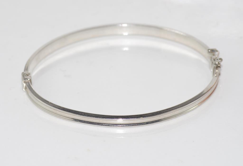 9ct white gold hinged bangle weight approx 4.2 grams (tested as 9ct gold)