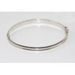 9ct white gold hinged bangle weight approx 4.2 grams (tested as 9ct gold)