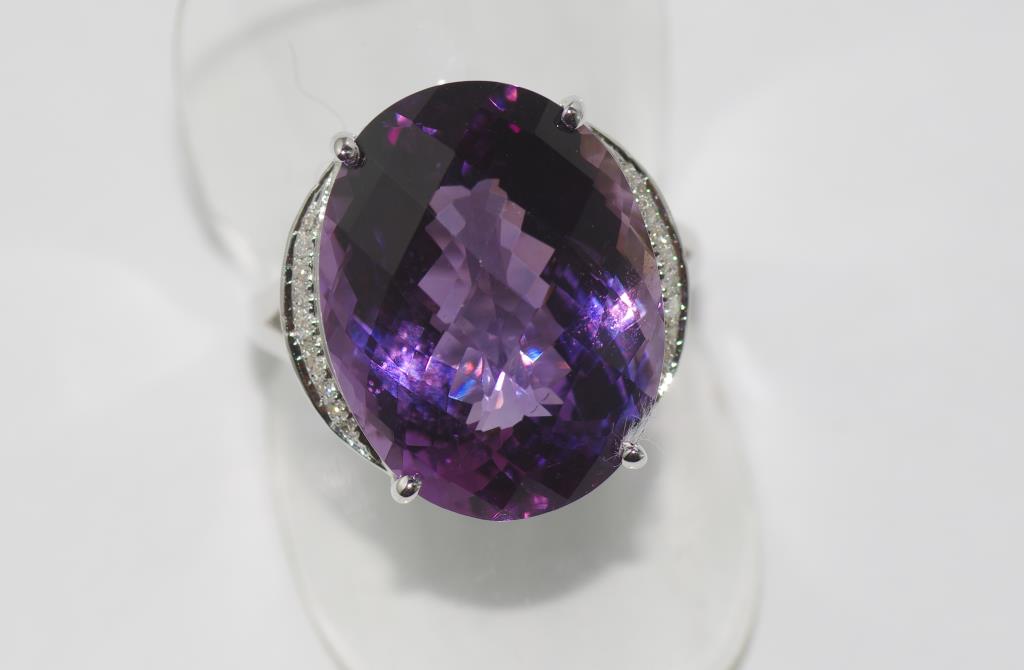 14ct white gold, amethyst and diamond ring weight: approx 5.17 grams, size: O/7