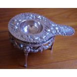 Hallmarked 800 silver tea strainer on stand, 14cm wide. Approx 200gms