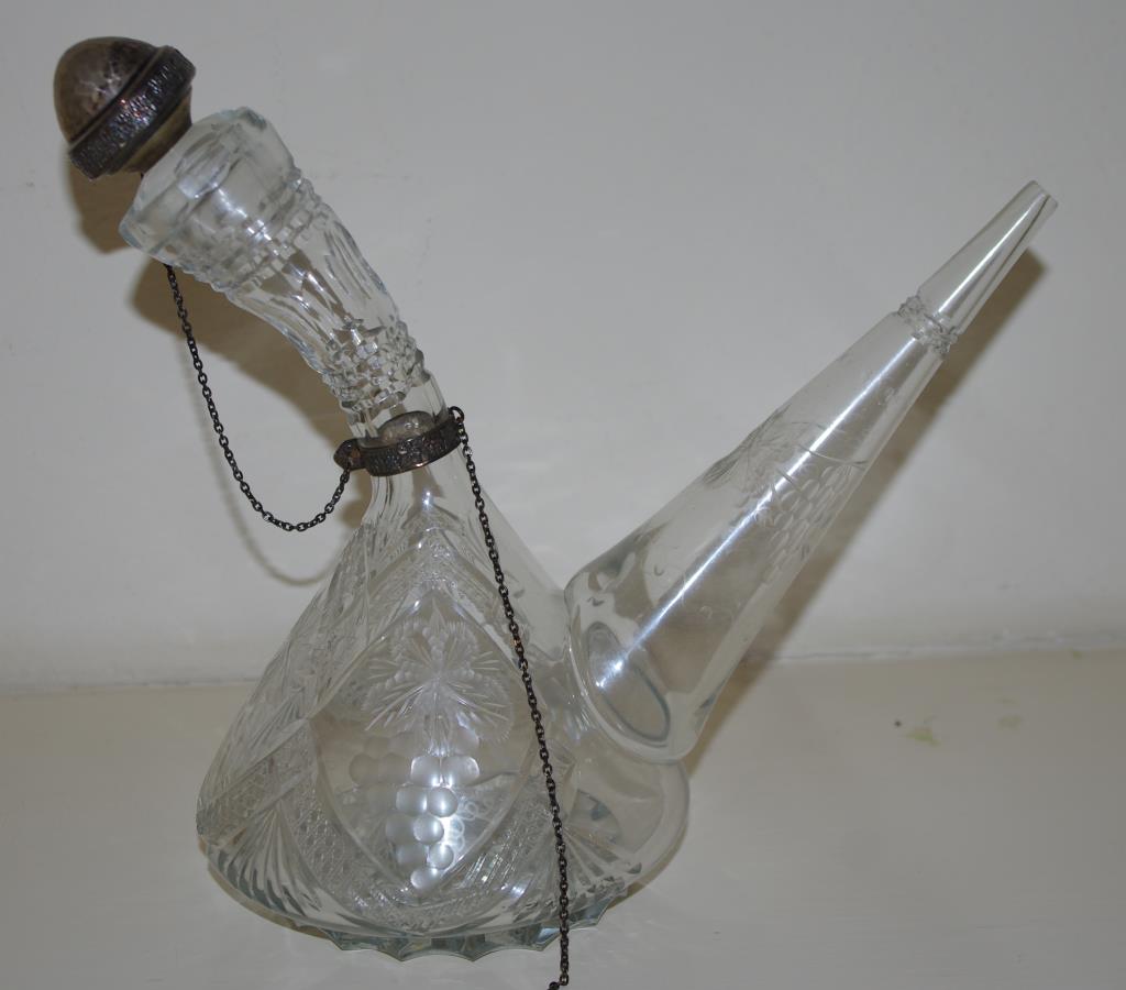 Fine cut crystal wine pourer in the Spanish style - Image 2 of 2