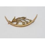 Gold bar brooch with floral design marked 14K, weight: approx 2.8 grams