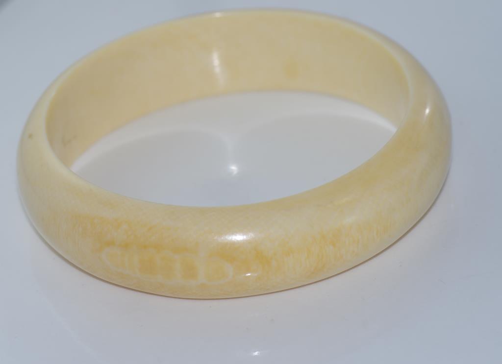 Good antique ivory bangle size: approx 7.5cm diameter. NB This item may not be exported without