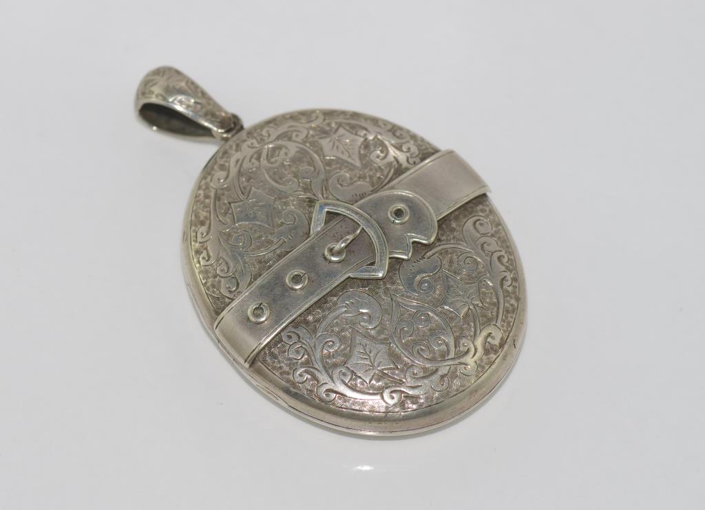 Vintage large locket with leaf and buckle design on front and plain on rear, size: 6 by 4 cm