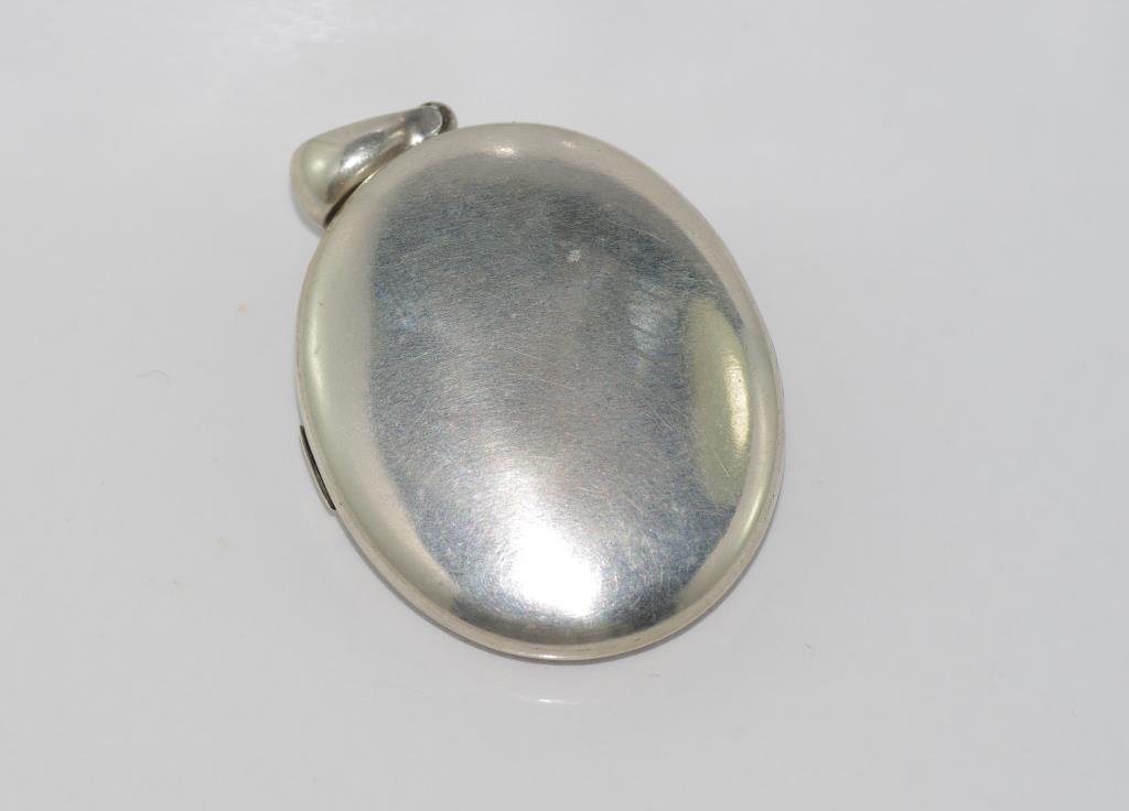 Vintage large locket with leaf and buckle design on front and plain on rear, size: 6 by 4 cm - Image 2 of 3