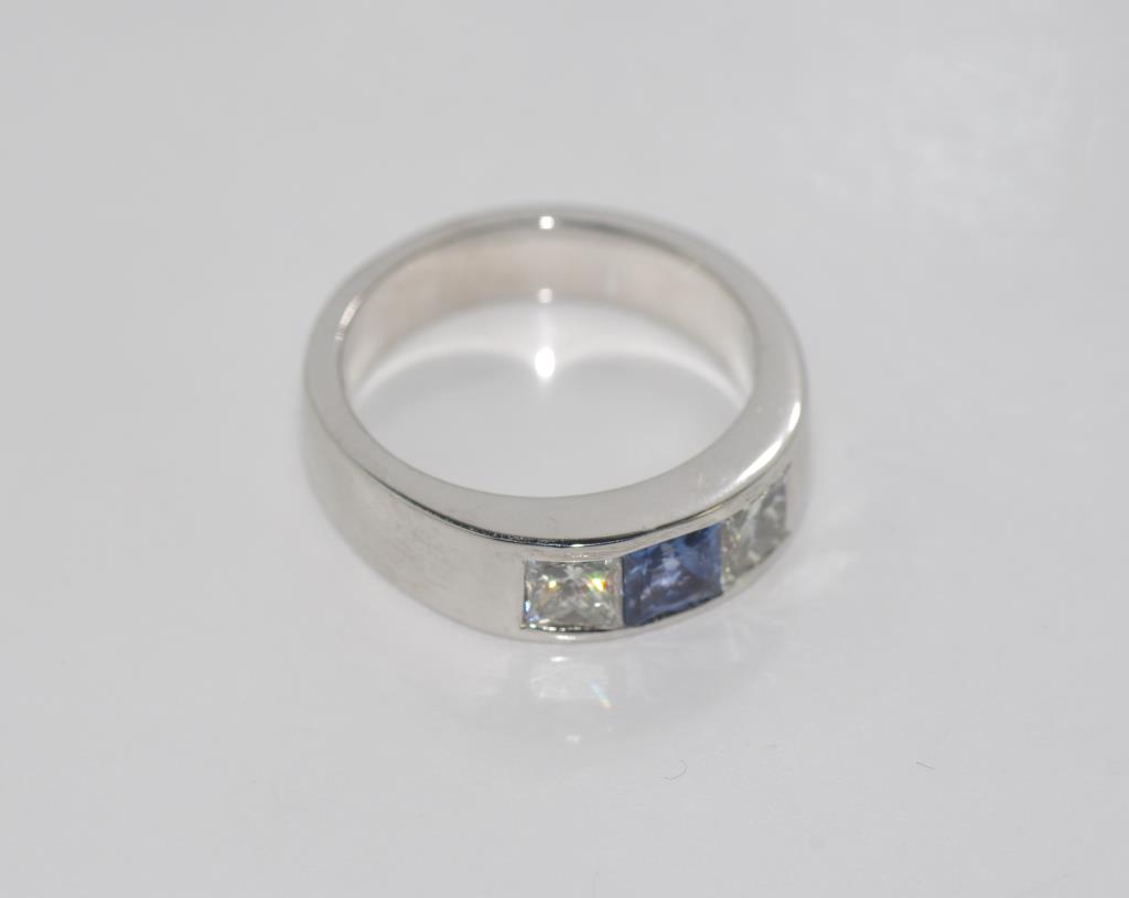 18ct white gold Ceylon sapphire and diamond ring comprising 4.5mm Ceylon Sapphire and 2 princess cut - Image 2 of 2