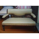 Edwardian parlour settee with turned supports and legs, 118cm wide