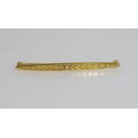 Gold bar brooch with leaf design and centre pearl marked 14K, weight: approx 4.3 grams