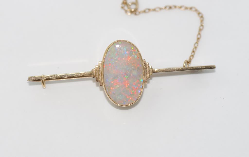 Good 9ct yellow gold brooch with solid opal weight: approx 5.37 grams - Image 3 of 3