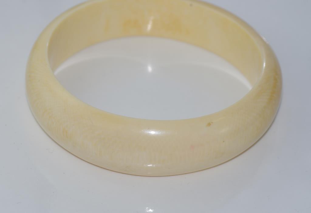 Good antique ivory bangle size: approx 7.5cm diameter. NB This item may not be exported without - Image 2 of 3
