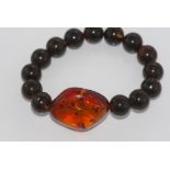 Baltic amber stretch bracelet comprising natural Baltic amber