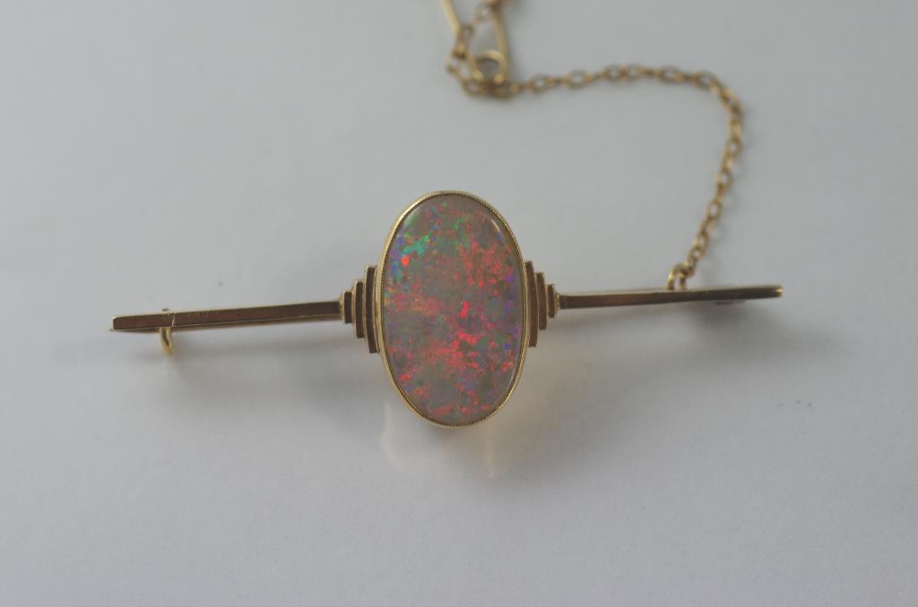 Good 9ct yellow gold brooch with solid opal weight: approx 5.37 grams - Image 2 of 3