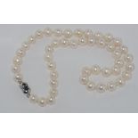 Necklace of white, slightly baroque pearls size: approx 49cm length