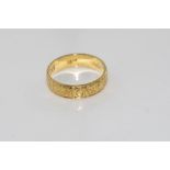Hallmarked 18ct gold wedder inscription inside with date 28-9-63, weight: approx 3.2 grams, size: