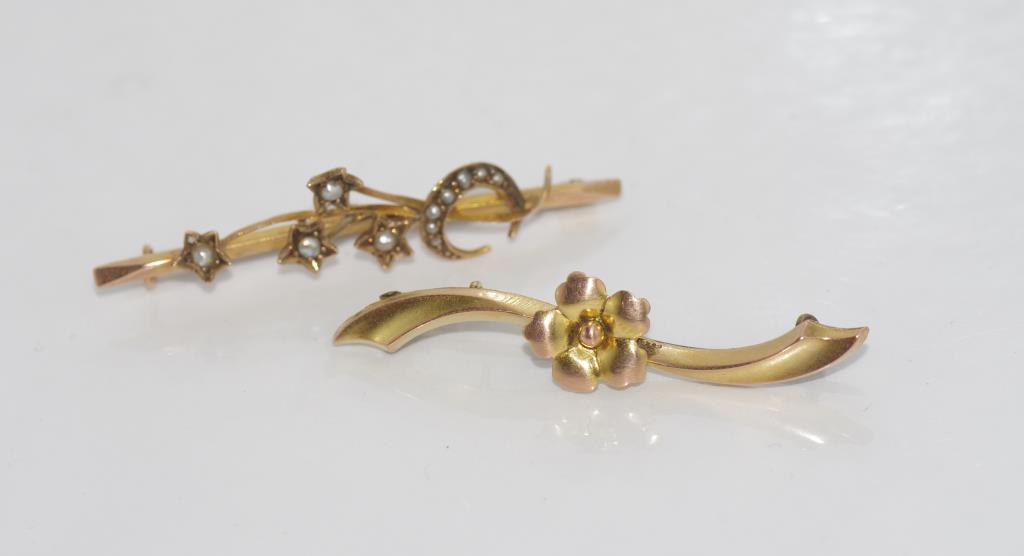 Two antique 9ct gold floral bar brooches weight: approx 3.34 grams