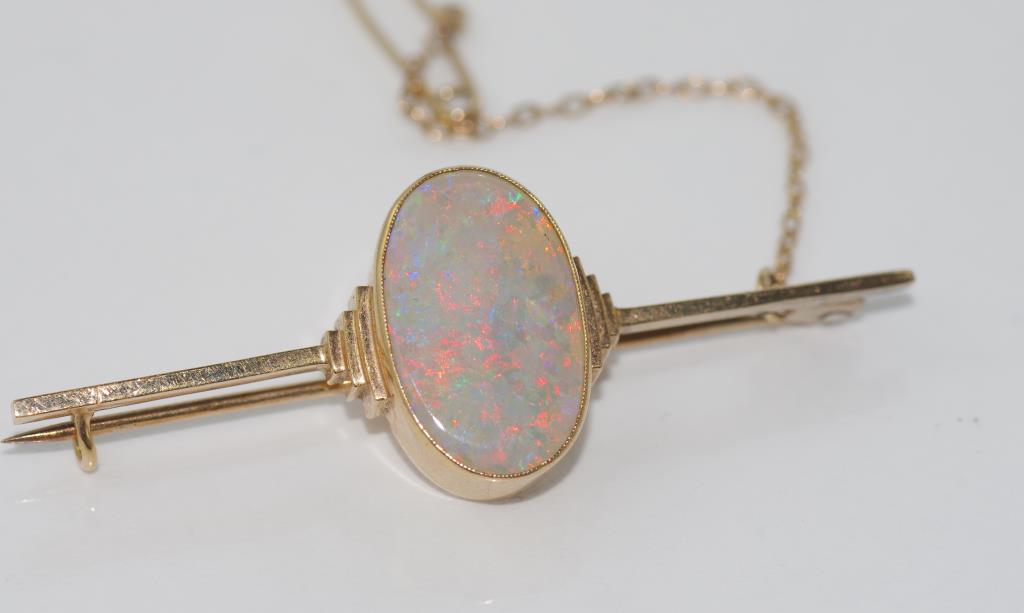 Good 9ct yellow gold brooch with solid opal weight: approx 5.37 grams
