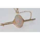 Good 9ct yellow gold brooch with solid opal weight: approx 5.37 grams