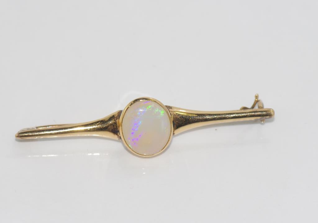 9ct yellow gold brooch with solid opal weight: approx 3.34 grams