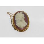 Good 9ct gold, hard stone cameo brooch weight: approx 15.8 grams, size: approx 4 by 3 cm