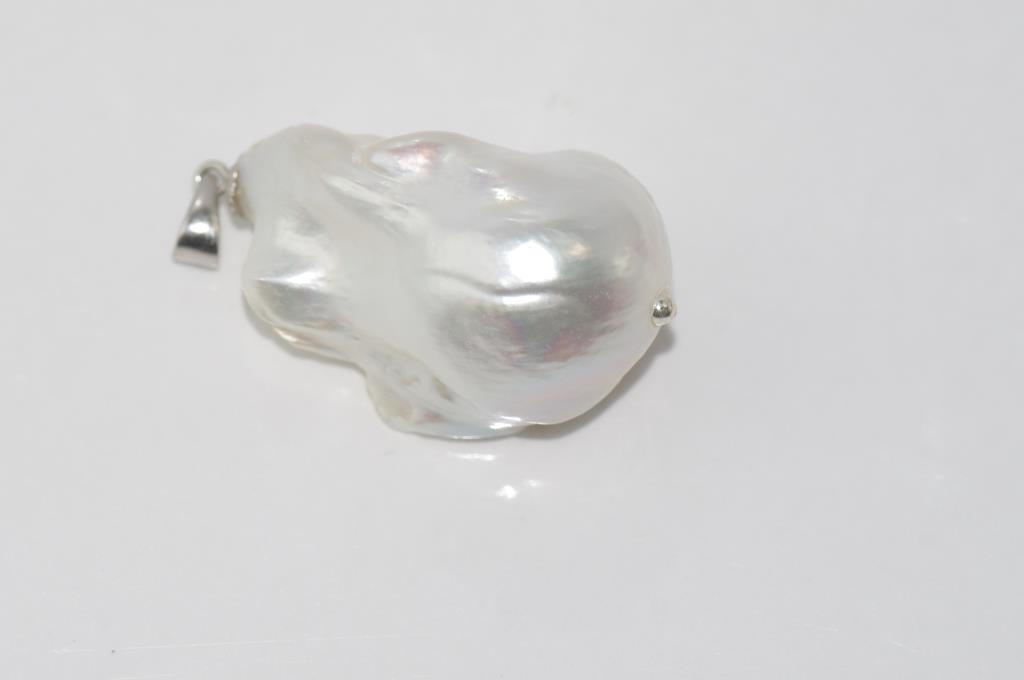 Baroque pearl pendant with 9ct white gold bale