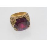 9ct yellow gold and synthetic Alexandrite ring weight: approx 11.57 grams, size: Q-R/8