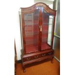 Chippendale style display cabinet with 2 doors, glass shelves and 2 drawers, 104cm wide, 44cm