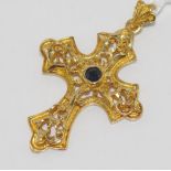 18ct yellow gold cross with sapphire weight: approx 6.7 grams, size: approx 4.25 by 3.75 including