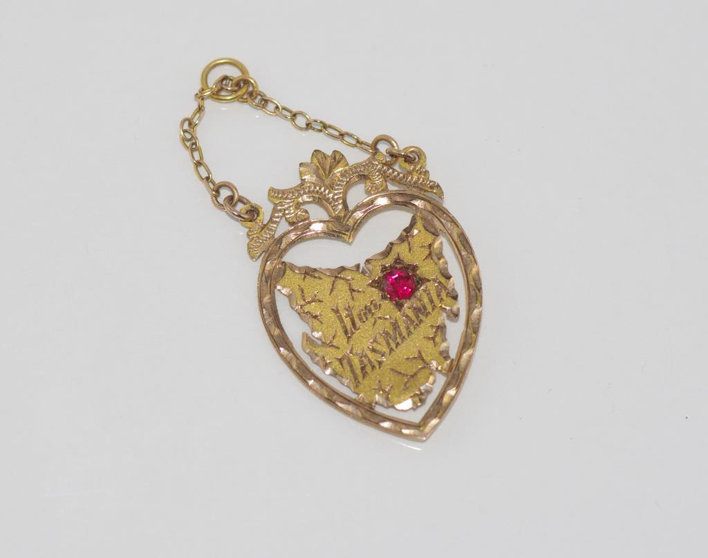 Antique 9ct gold Tasmanian map pendant with red stone, weight: approx 2.29 grams, size: approx 5cm