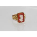 Antique 9ct, hardstone cameo ring weight: approx 4.26 grams, size: Q-R/8