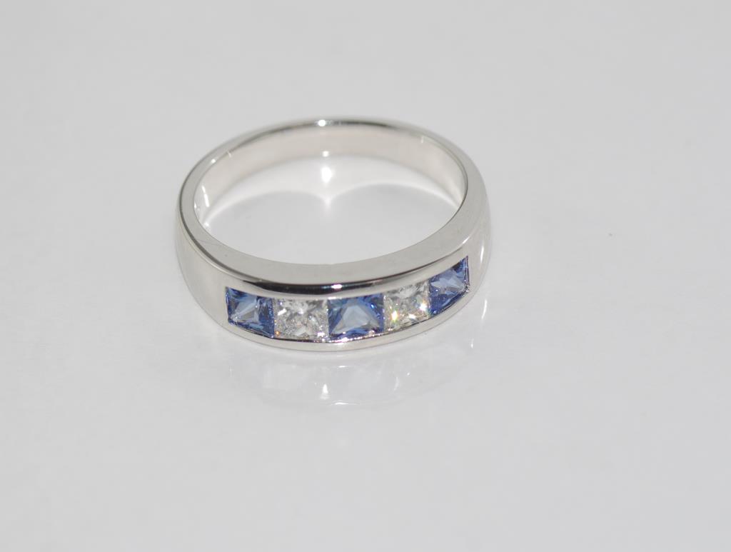 18ct white gold inline sapphire & diamond ring set with 3 princess cut Ceylon sapphire = 0.78ct, 2 - Image 3 of 3