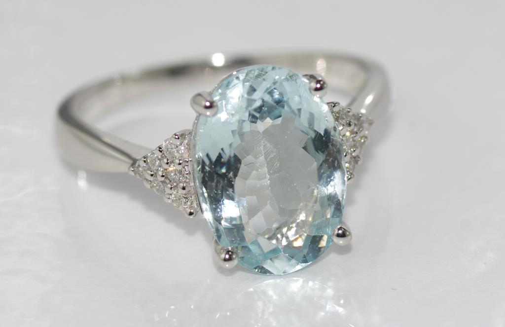 18ct white gold, oval aquamarine and diamond ring aquamarine = 3.82ct, 12 diamonds=0.13ct, weight;