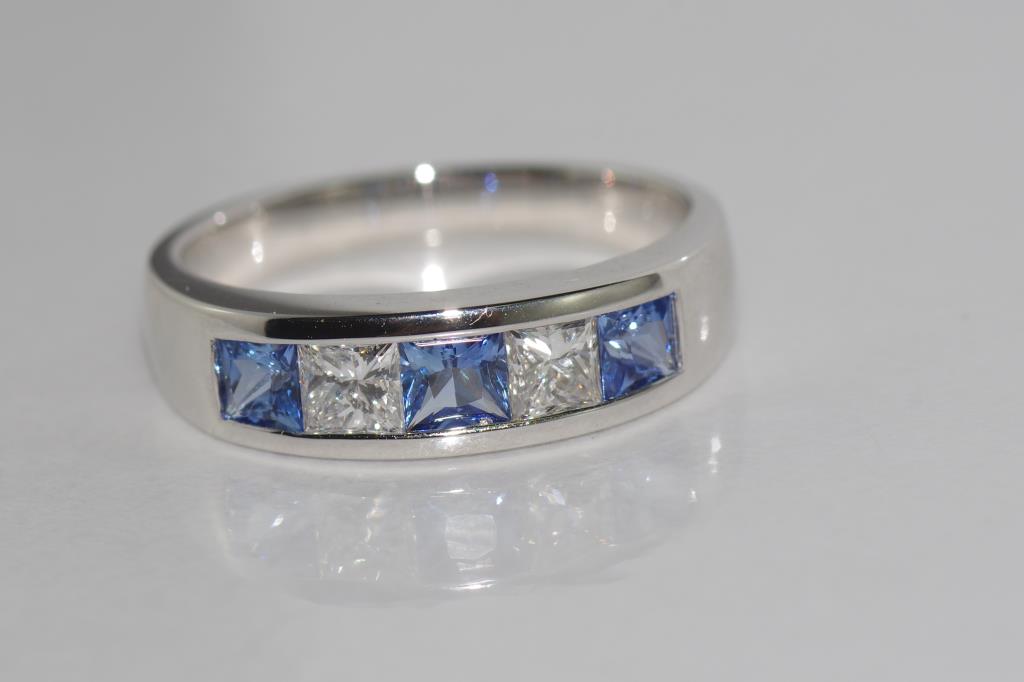 18ct white gold inline sapphire & diamond ring set with 3 princess cut Ceylon sapphire = 0.78ct, 2 - Image 2 of 3