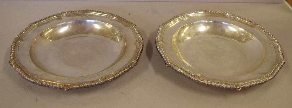 Pair of George III sterling silver plates - Image 3 of 6