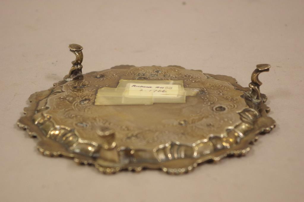 Early George III sterling silver waiter salver - Image 4 of 5